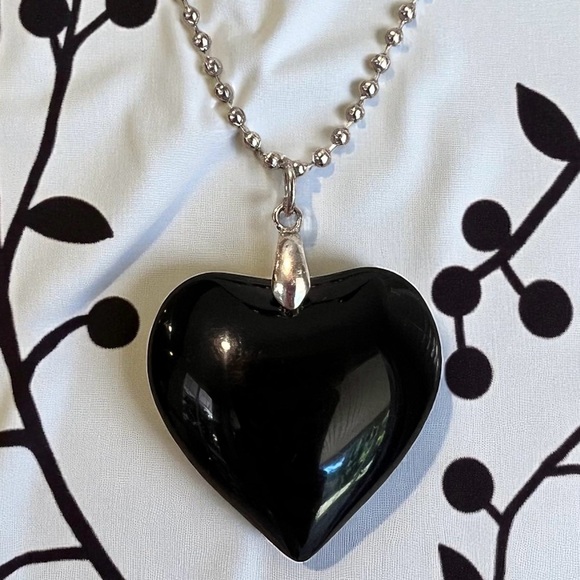 Chic Solid Glass Black Heart Pendant Necklace 20” chain - Picture 12 of 16